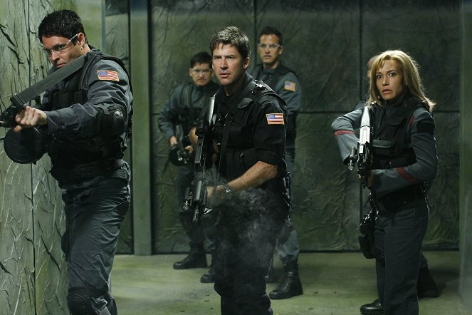 Stargate: Atlantis - Season 5 - First Contact - Photos - Joe Flanigan, Rachel Luttrell