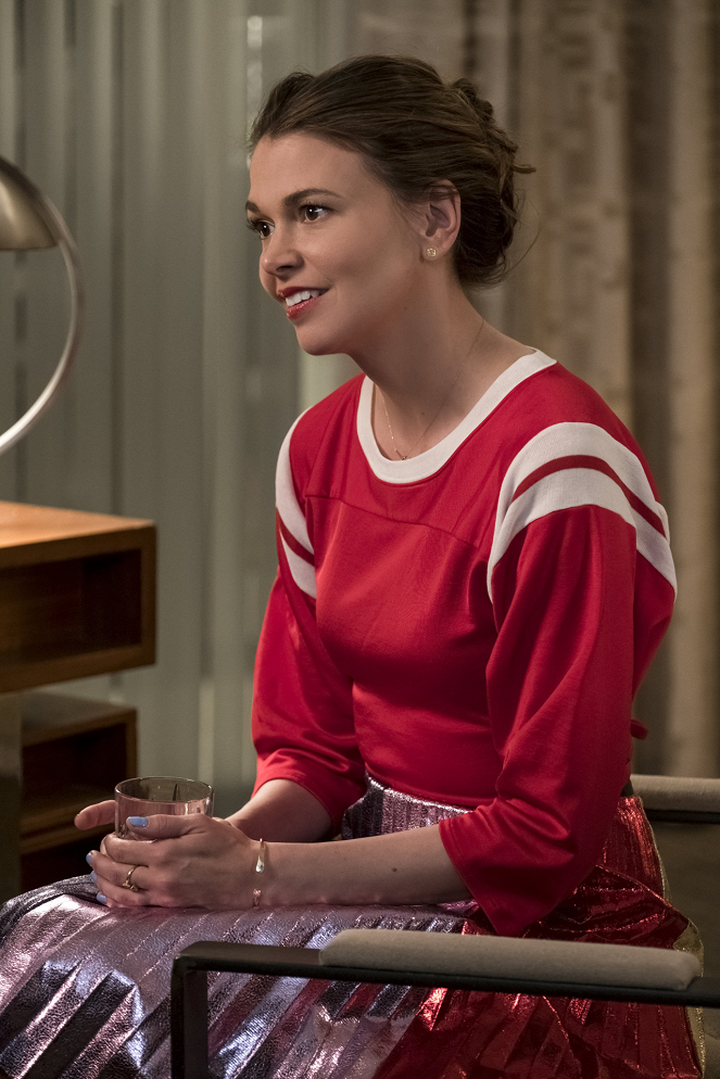 Younger - The Gift of the Maggie - Photos - Sutton Foster