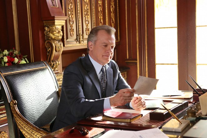 Devious Maids - Season 1 - Getting Out the Blood - Z filmu - Stephen Collins