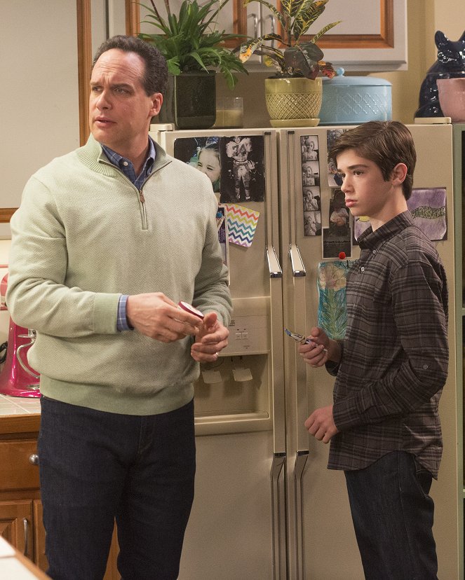 American Housewife - Selling Out - Photos - Diedrich Bader, Daniel DiMaggio