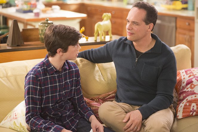 American Housewife - Selling Out - Photos - Daniel DiMaggio, Diedrich Bader