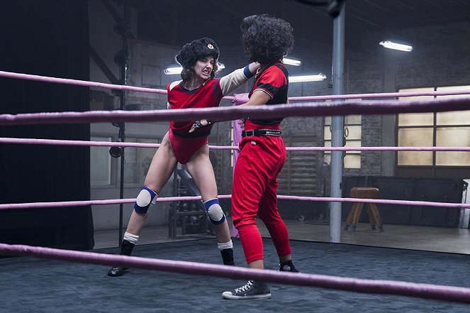 GLOW - Candy of the Year - Van film - Alison Brie