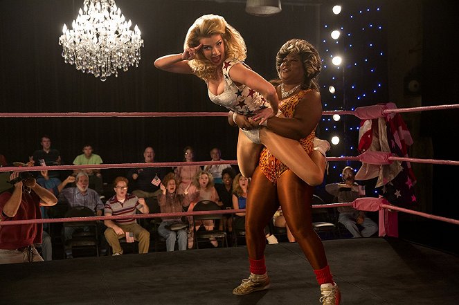 GLOW - Mother of All Matches - Van film - Betty Gilpin, Kia Stevens