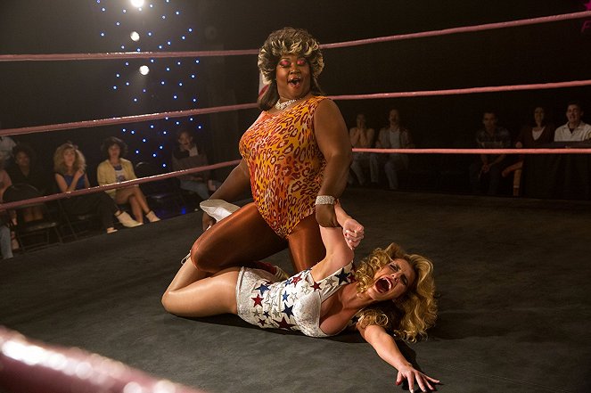 GLOW - Mother of All Matches - Van film - Kia Stevens, Betty Gilpin