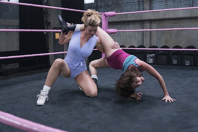 GLOW - Work the Leg - Photos - Betty Gilpin, Alison Brie