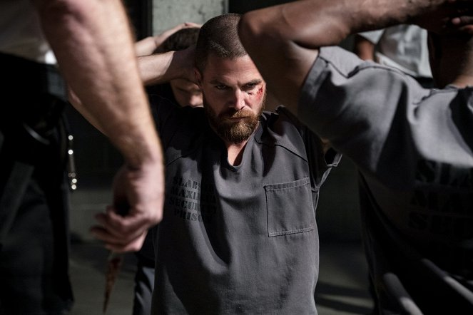 Arrow - Season 7 - Inmate 4587 - Photos - Stephen Amell