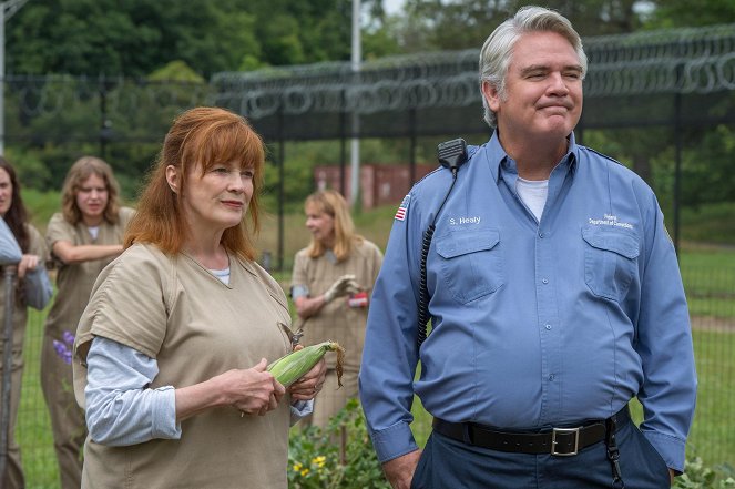 Orange Is the New Black - Season 4 - (Don't) Say Anything - Photos - Blair Brown, Michael Harney
