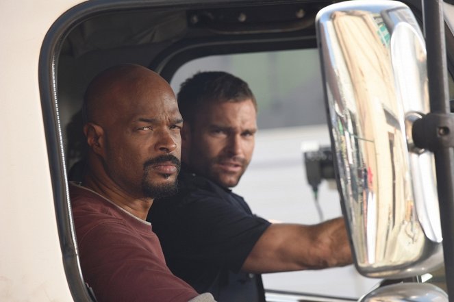 Lethal Weapon - Season 3 - In the Same Boat - Photos - Damon Wayans, Seann William Scott