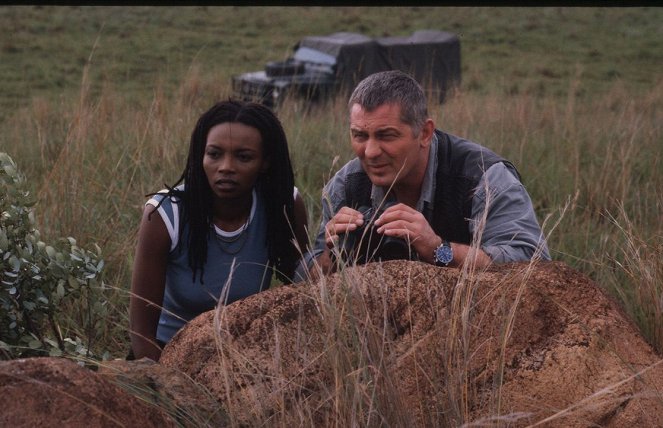 Rudé pírko smrti - Z filmu - Nambitha Mpumlwana, Heinz Hoenig