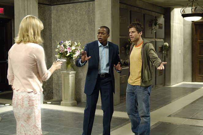 Psych - Season 1 - Woman Seeking Dead Husband: Smokers Okay, No Pets - Photos - Dulé Hill, James Roday Rodriguez