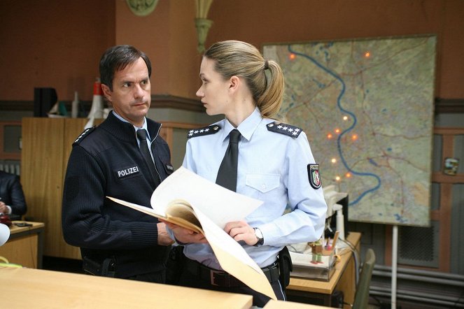 Achtung Polizei! - Alarm um 11Uhr11 - De la película - Christoph Maria Herbst, Lisa Maria Potthoff