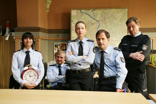 Achtung Polizei! - Alarm um 11Uhr11 - De la película - Pinar Erincin, Michael Kranz, Lisa Maria Potthoff, Christoph Maria Herbst, Uwe Rohde
