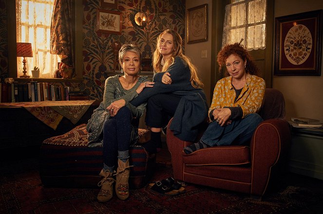 A Discovery of Witches - Season 1 - Promokuvat - Valarie Pettiford, Teresa Palmer, Alex Kingston