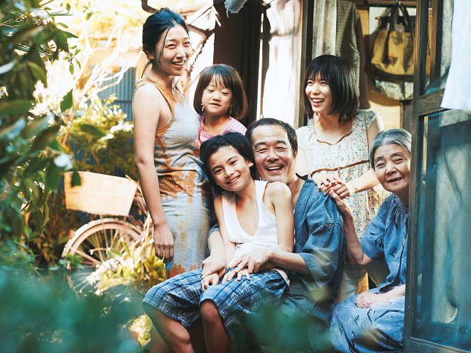 Shoplifters - Familienbande - Werbefoto - Sakura Andō, Miyu Sasaki, Jyo Kairi, Lily Franky, Mayu Matsuoka, Kirin Kiki