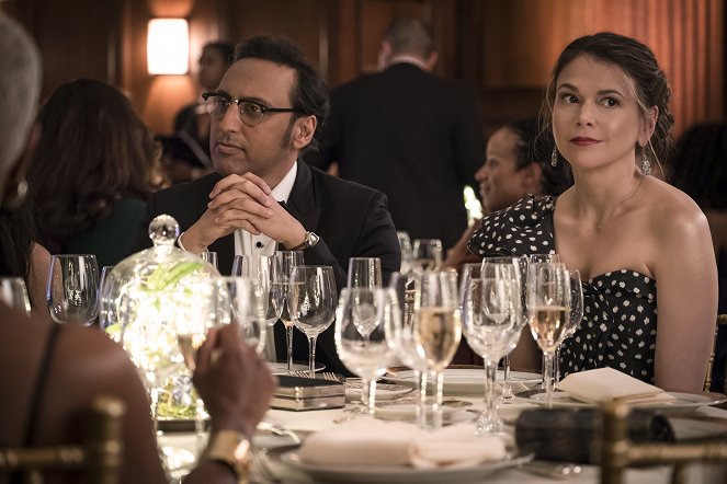 Younger - Season 4 - It's Love, Actually - Photos - Aasif Mandvi, Sutton Foster