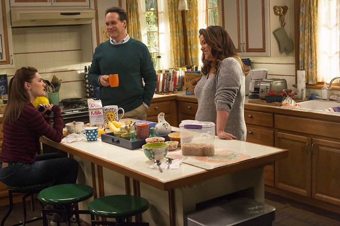 American Housewife - Familiengeheimnisse - Filmfotos - Meg Donnelly, Diedrich Bader, Katy Mixon