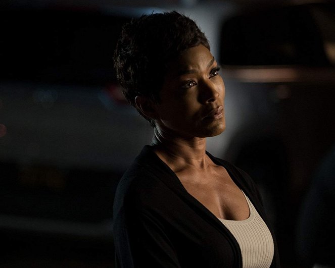 9-1-1 - Season 2 - Help is Not Coming - Photos - Angela Bassett