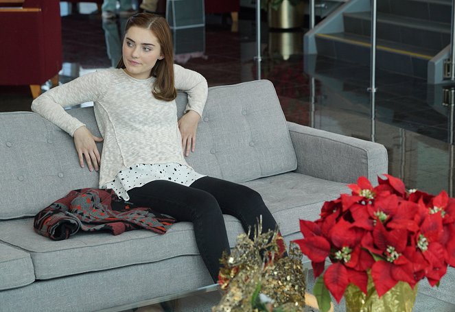 American Housewife - Blue Christmas - Photos - Meg Donnelly