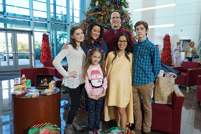 American Housewife - Season 2 - Blue Christmas - Promokuvat - Meg Donnelly, Katy Mixon, Julia Butters, Diedrich Bader, Ali Wong, Daniel DiMaggio