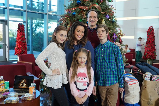 American Housewife - Season 2 - Blue Christmas - Promokuvat - Meg Donnelly, Katy Mixon, Julia Butters, Diedrich Bader, Daniel DiMaggio
