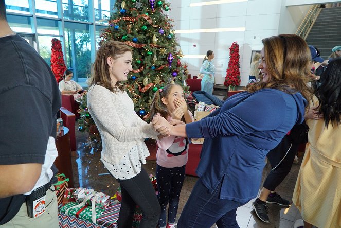 Anyaság túlsúlyban - Blue Christmas - Forgatási fotók - Meg Donnelly, Julia Butters, Katy Mixon