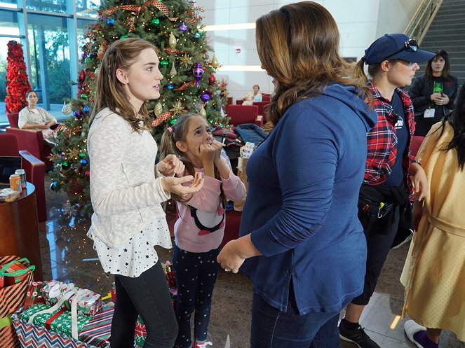American Housewife - Blue Christmas - Making of - Meg Donnelly, Julia Butters, Katy Mixon