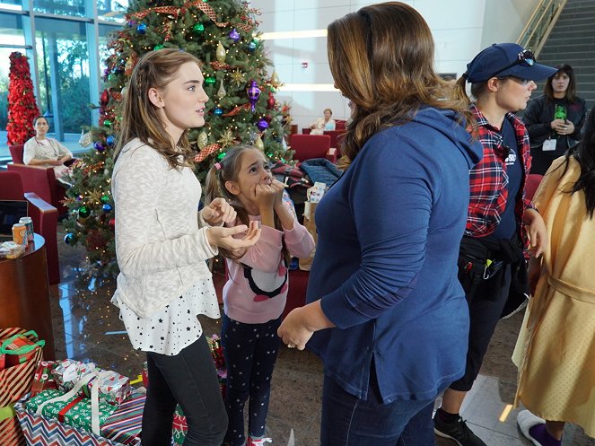 American Housewife - Blue Christmas - Del rodaje - Meg Donnelly, Julia Butters, Katy Mixon