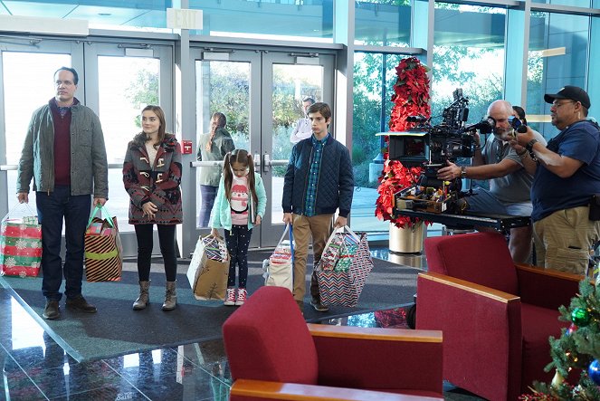 American Housewife - Blue Christmas - Making of - Diedrich Bader, Meg Donnelly, Julia Butters, Daniel DiMaggio