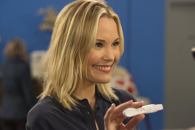 American Housewife - The Mom Switch - Photos - Leslie Bibb