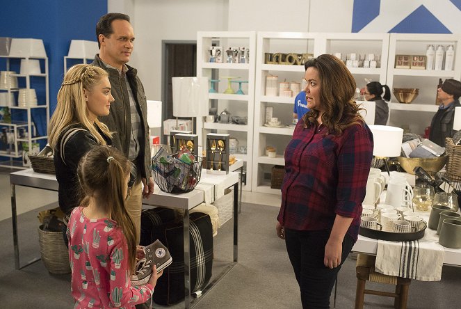 American Housewife - The Mom Switch - Photos - Meg Donnelly, Diedrich Bader, Katy Mixon