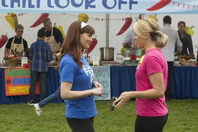 American Housewife - All Coupled Up - Photos - Sara Rue, Jessica St. Clair