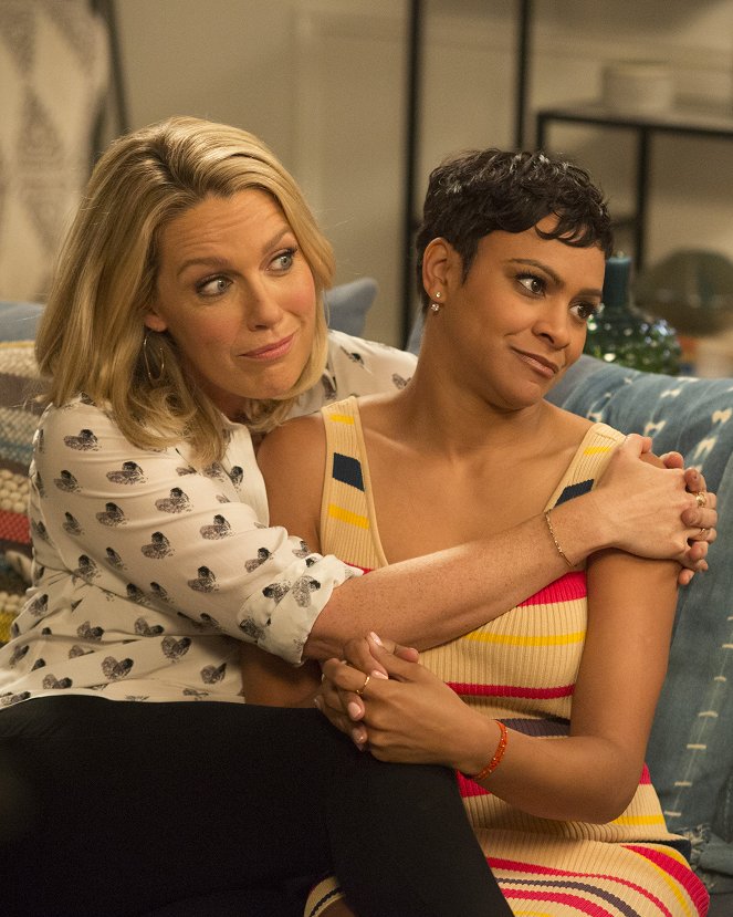 American Housewife - Season 2 - Angela gibt alles - Filmfotos - Jessica St. Clair, Carly Hughes