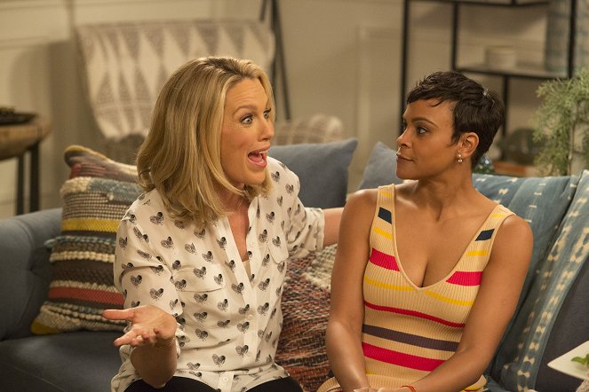 American Housewife - The Venue - Van film - Jessica St. Clair, Carly Hughes