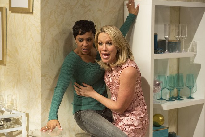 American Housewife - The Venue - Van film - Carly Hughes, Jessica St. Clair