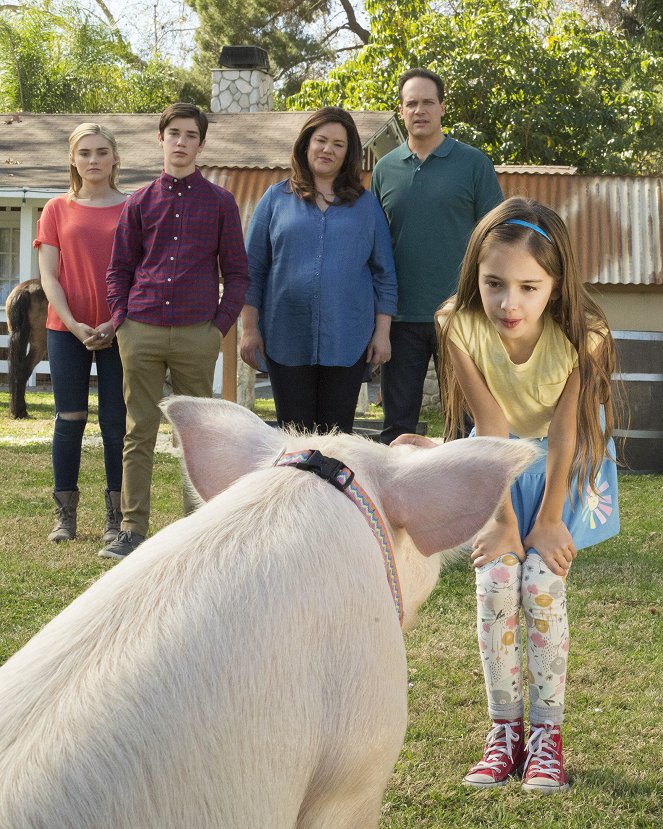 American Housewife - It's Hard To Say Goodbye - Photos - Meg Donnelly, Daniel DiMaggio, Katy Mixon, Diedrich Bader, Julia Butters