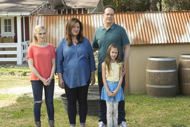 American Housewife - Season 2 - It's Hard To Say Goodbye - Photos - Meg Donnelly, Katy Mixon, Diedrich Bader, Julia Butters