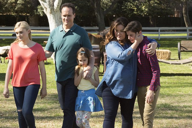 American Housewife - It's Hard To Say Goodbye - Photos - Meg Donnelly, Diedrich Bader, Julia Butters, Katy Mixon, Daniel DiMaggio