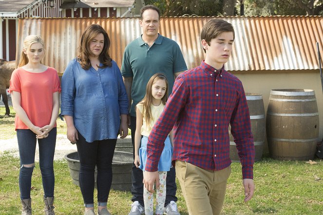 American Housewife - It's Hard To Say Goodbye - Photos - Meg Donnelly, Katy Mixon, Diedrich Bader, Julia Butters, Daniel DiMaggio