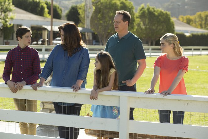 American Housewife - It's Hard To Say Goodbye - Photos - Daniel DiMaggio, Katy Mixon, Julia Butters, Diedrich Bader, Meg Donnelly