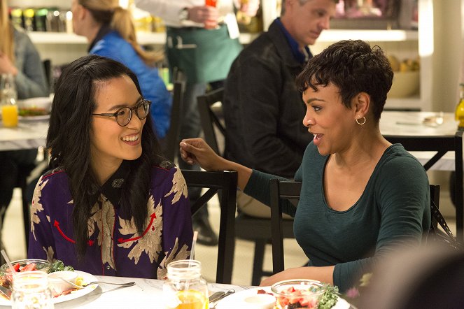 American Housewife - It's Not You, It's Me - Photos - Ali Wong, Carly Hughes