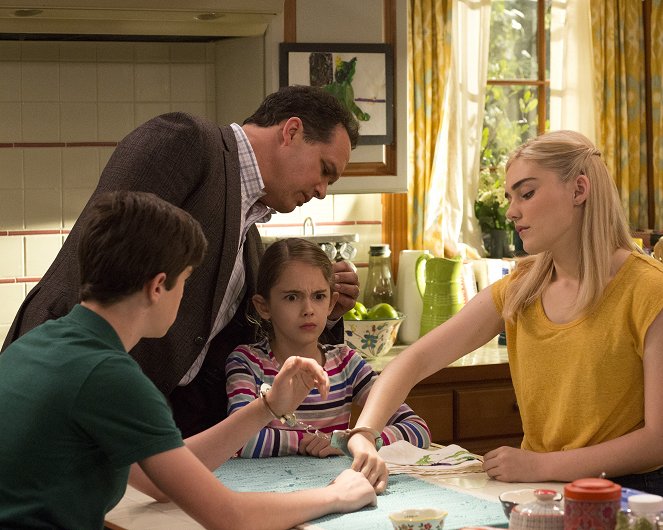 American Housewife - Sliding Sweaters - Van film - Diedrich Bader, Julia Butters, Meg Donnelly