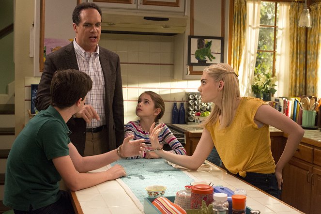 American Housewife - Sliding Sweaters - Photos - Diedrich Bader, Julia Butters, Meg Donnelly