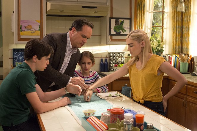 American Housewife - Sliding Sweaters - Photos - Daniel DiMaggio, Diedrich Bader, Julia Butters, Meg Donnelly