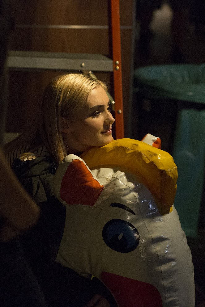 Americká manželka - Série 2 - Jak důležité je míti Filliona - Z natáčení - Meg Donnelly