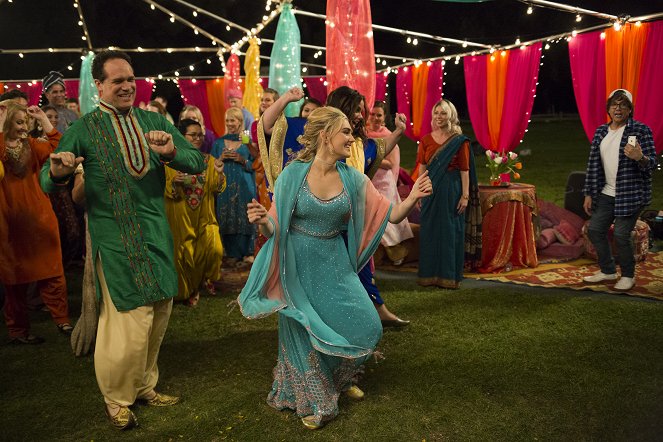 American Housewife - Season 2 - The Spring Gala - Photos - Diedrich Bader, Meg Donnelly