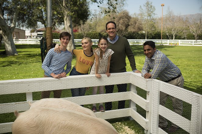 American Housewife - Gambas sauce Bollywood - Tournage - Daniel DiMaggio, Meg Donnelly, Julia Butters, Diedrich Bader, Ravi Patel