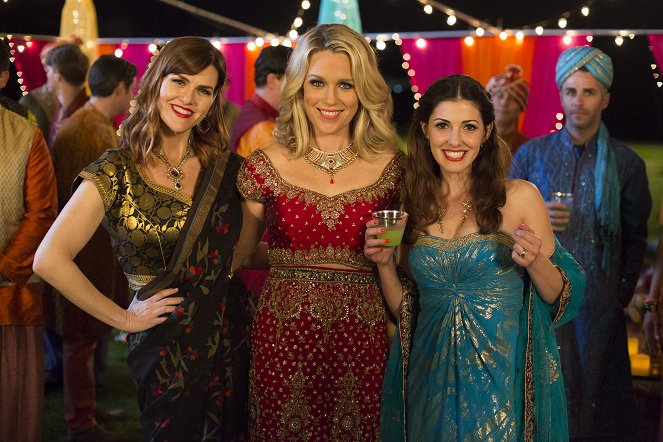 American Housewife - The Spring Gala - Del rodaje - Sara Rue, Jessica St. Clair, Jeannette Sousa