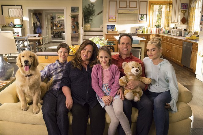 American Housewife - Gambas sauce Bollywood - Tournage - Daniel DiMaggio, Katy Mixon, Julia Butters, Diedrich Bader, Meg Donnelly