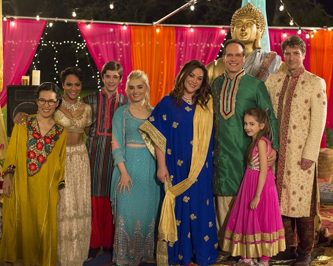 American Housewife - Gambas sauce Bollywood - Promo - Ali Wong, Carly Hughes, Daniel DiMaggio, Meg Donnelly, Katy Mixon, Diedrich Bader, Julia Butters, Nathan Fillion