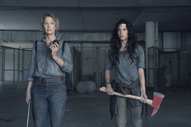 Fear the Walking Dead - Das Wiedersehen - Filmfotos - Jenna Elfman, Danay Garcia